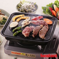 卡式爐專用鑄鐵烤盤，黑色烤盤上烤著多塊牛肉、南瓜、茄子、蔥段和青椒，旁邊有沙拉和配菜。