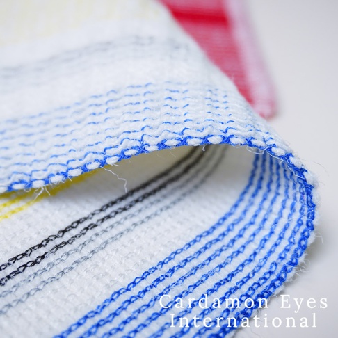 一條白色壓克力纖維清潔巾，帶有藍色、黑色和黃色的條紋，材質紋理清晰可見，邊緣縫線明顯。