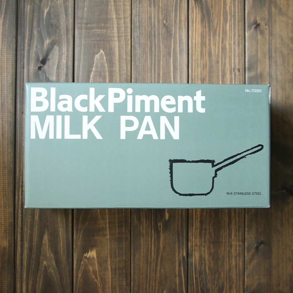 淺綠色盒裝，印有白色「BlackPiment MILK PAN」字樣，及黑色牛奶鍋圖示與「18-8 STAINLESS STEEL」字樣。