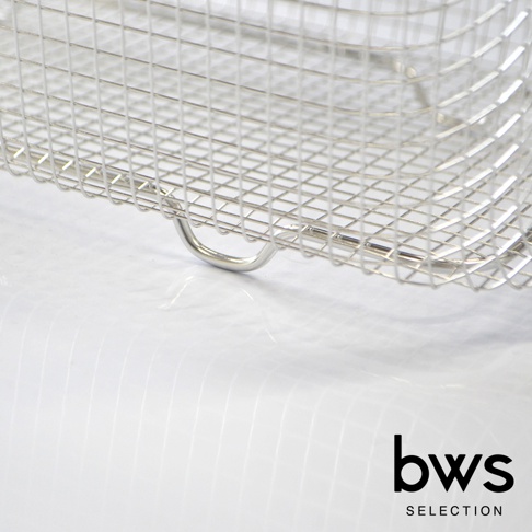 一個簡約風格的不鏽鋼網格瀝水籃，具有可伸縮的設計。籃子呈現銀色金屬光澤，網格細密，底部有圓形支撐腳，整體結構穩固。