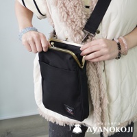 京都職人手作 AYANOKOJI Sarei 機能布直式口金斜背包，展示女性手持黑色包款，包款上有金色金屬開口。