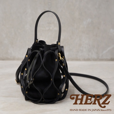 日本HERZ職人手作皮革Organ編織水桶包，黑色，附有品牌Logo和HAND MADE IN JAPAN Since1973字樣
