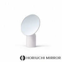 白色圓形桌面化妝鏡，鏡面可調節角度，鏡座為圓柱形，整體簡約設計。