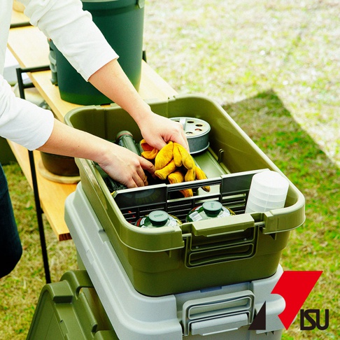 橄欖綠色可堆疊多功能收納箱，內有黃色手套、瓦斯罐及其他露營用品。