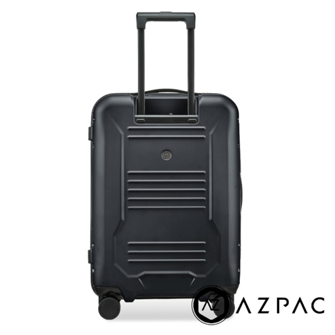 黑色AZPAC品牌二十五吋前開口煞車行李箱，採用耐磨硬殼材質設計，正面飾有簡約的橫向條紋與品牌Logo，底部配備四輪移動系統，整體造型俐落穩重。