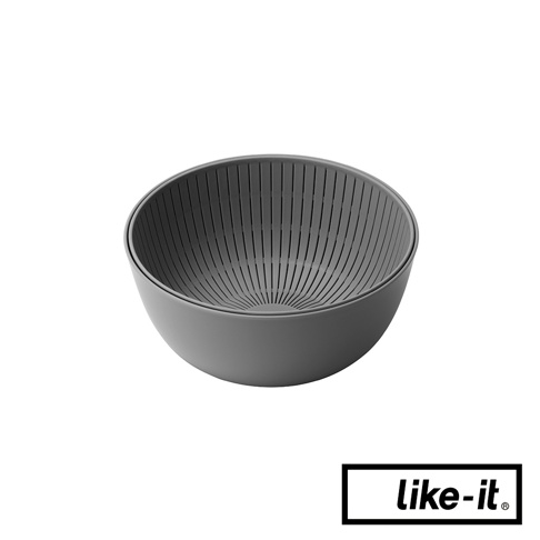 簡約灰色雙層瀝水籃，由塑膠製成，外層為實心圓碗，內層為帶有多數細長孔洞的瀝水碗。