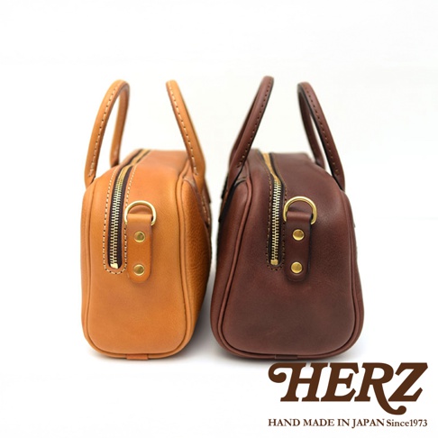 日本HERZ手工皮革兩用迷你波士頓包，一咖為棕褐色，另一咖為深棕色，以側邊視角展示。