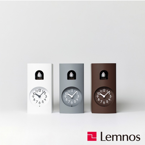 三款書本造型布穀鳥整點報時鐘，分別為霧灰、白色及咖啡色。時鐘外觀設計成書本造型，頂部有布穀鳥的窗口，底部為時鐘面板，顯示白色刻度與時、分針。