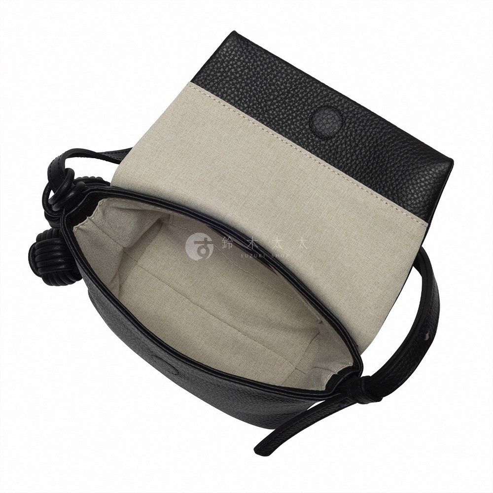 itten-itten 義大利皮革點結吊飾迷你單肩包，黑色，內部米白色帆布，從上方俯視。