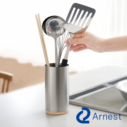 逸品物創 不鏽鋼餐具收納筒，圓柱形，銀色不鏽鋼材質，底部有木紋裝飾，收納著一雙筷子、湯勺、打蛋器和鍋鏟。