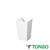 白色方形半開式垃圾桶，容量5.5L，材質為塑膠，造型簡約，底部較寬，向上漸窄，開口處有斜切設計。