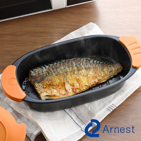 Arnest 多功能快速微波料理器中烹調好的香魚