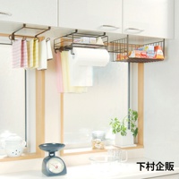 廚櫃收納掛籃，採用金屬網籃設計，可懸掛於廚櫃下方，方便收納廚房用紙、抹布及其他雜物，展現整潔有序的廚房空間。