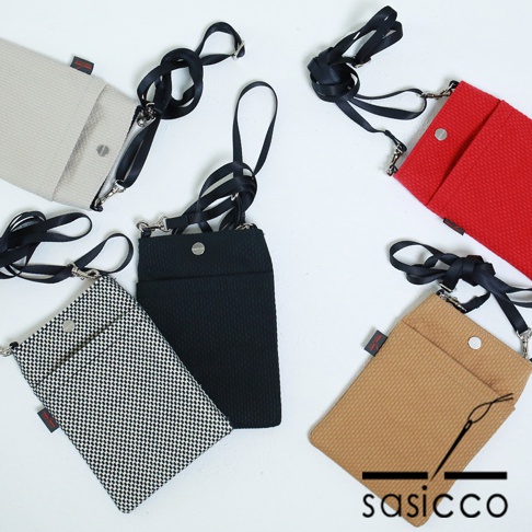 五款三河木綿刺子織手機包，包括米白色、紅色、黑色、千鳥格紋和卡其色，均配有黑色背帶和金屬扣。