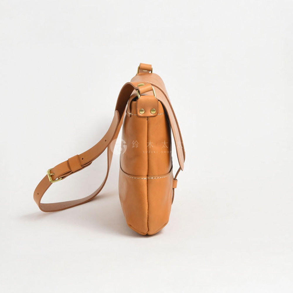 日本HERZ職人手作皮革細扣帶馬鞍包 CK-3，展示了側邊視角，棕褐色皮革包身配有金屬扣環和精緻縫線