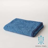 SOLID 細柔蓬韌緞澤長纖迷你浴巾，藍色，展示毛圈織紋與深藍色滾邊。