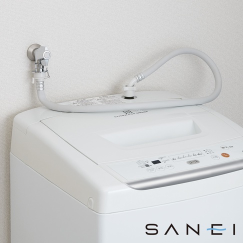 白色洗衣機上方安裝三榮品牌的超微氣泡洗衣機注水直型軟管，灰色的進水軟管一端連接牆面上的金屬水龍頭，另一端連接洗衣機頂部的注水口，整體呈現簡潔明亮的居家洗衣設備安裝場景。
