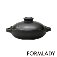 日製萬古燒淺型雙耳燉煮土鍋，黑色，帶有鍋蓋和兩個側耳。