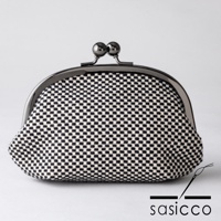 三河木綿刺子織口金零錢包，採用經典黑白棋格紋圖案，搭配金屬口金開合設計。