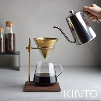 SCS經典玻璃咖啡下壺600ml，設有金色濾杯架，可過濾咖啡液至透明玻璃咖啡壺，配有木質底座，上方為手持不鏽鋼細嘴手沖壺。