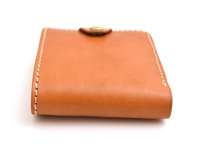 棕色皮革短夾，有縫線細節和金色按扣。