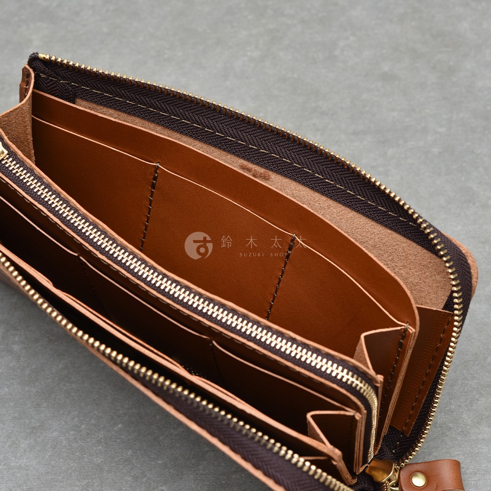 拉鍊長夾內部，展示多個卡槽和隔層，材質為棕色皮革