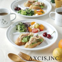 CAT&DOG 琺瑯分隔餐盤，白色琺瑯材質，有三個分隔，盤中盛有烤麵包、沙拉、小番茄和迷你莫札瑞拉起司球，旁邊擺有櫻桃和咖啡杯。