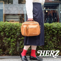 職人手作皮革兩用多功能收納單肩包，淺棕色牛皮，包身有拉鍊主袋、前後拉鍊隔層及兩側小口袋，配有提把與可拆卸肩帶，適合日常攜帶。