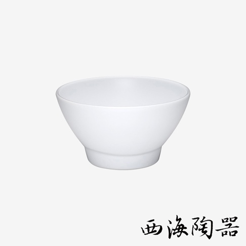 白色陶瓷飯碗，碗身呈錐形，底部有階梯狀結構，無其他裝飾，背景為淺灰色。