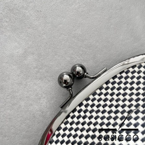 三河木綿刺子織口金零錢包，格紋布面，搭配銀色金屬球狀開關。