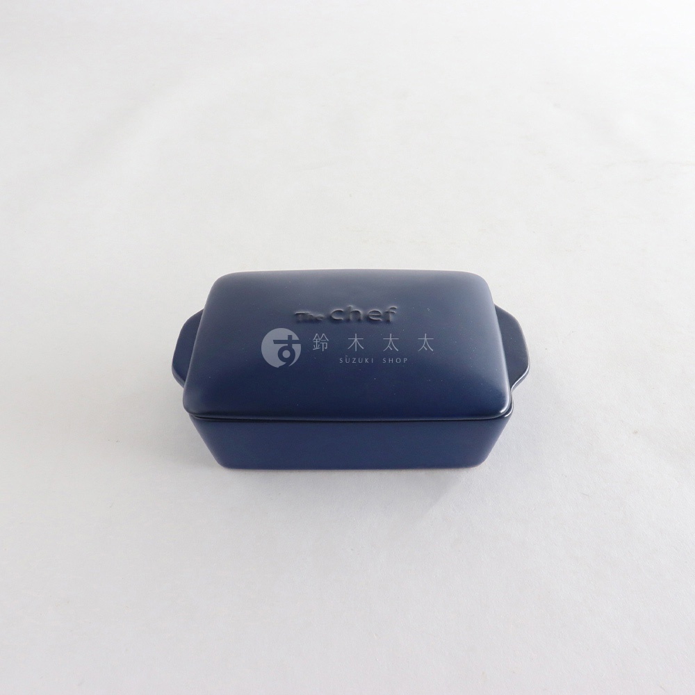 The Chef 藍色迷你耐熱陶製烤盤，附有同色蓋子，表面印有品牌標誌與日文文字。