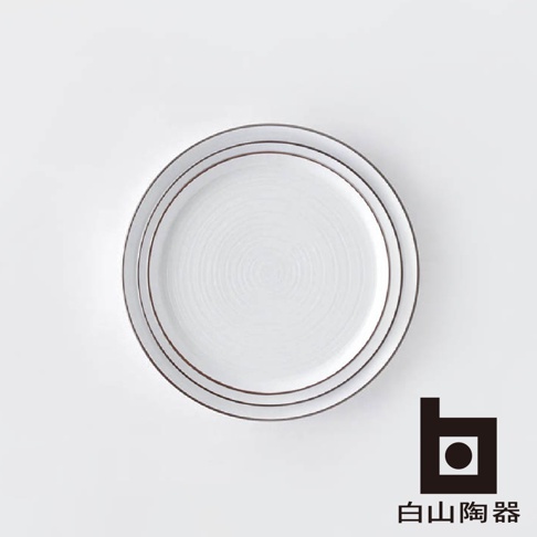 三個尺寸的白磁千段圓盤，表面有同心圓紋路，邊緣有細緻的棕色線條裝飾，整體為簡約的白色陶瓷。