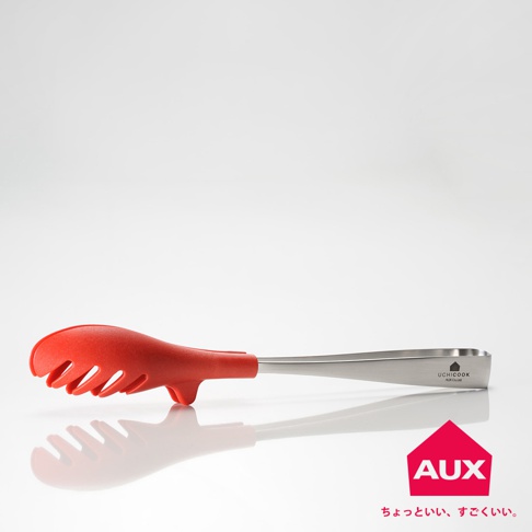UCHICOOK 不沾桌快手料理夾，紅色矽膠夾頭設計，搭配不鏽鋼夾身，可輕鬆夾取食物，適用於各式料理。