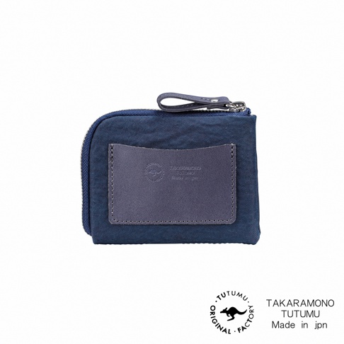 TUTUMU 品牌防潑水迷你錢包，藍色尼龍材質，正面有皮革標籤，印有品牌標誌與「Made in jpn」字樣，搭配下方圓形標誌。