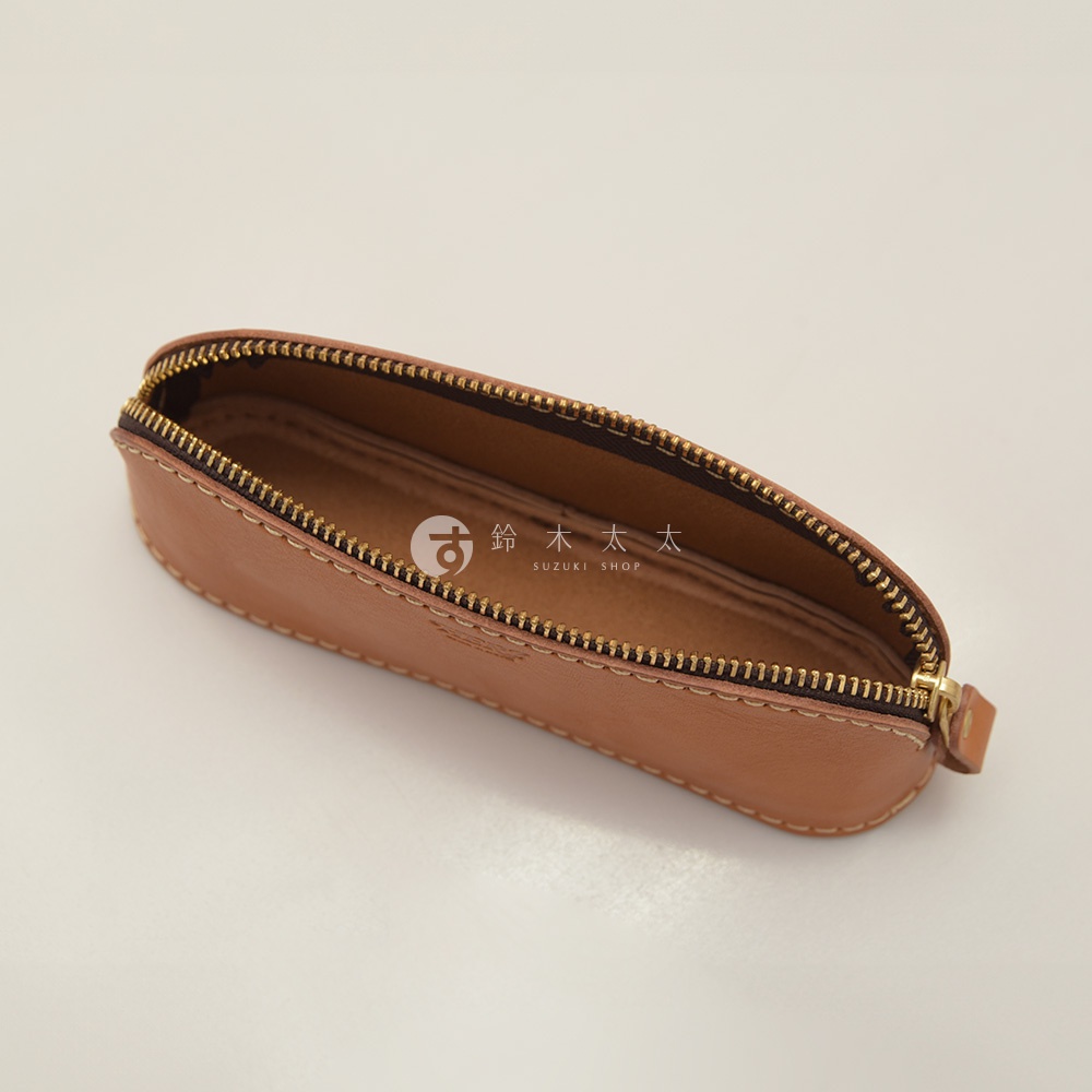職人手作皮革三角弧形收納筆袋，淺棕色皮革，拉鍊開合，細緻縫線，內部空間寬敞。