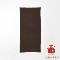 深棕色格紋毛巾，右下角有紅色吉祥物圖案與日文標誌