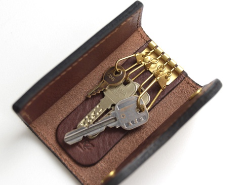 職人手作皮革鑰匙包，深棕色皮革內襯，黑色皮革外層，配備金色金屬鑰匙扣，可收納多把鑰匙。