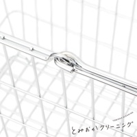 金屬網格收納籃，銀色不鏽鋼材質，帶有一個可彎曲的金屬手把。