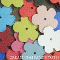 多種顏色的皮革花朵裝飾，包含粉紅色、淺藍色、黃綠色、紅色、白色、深藍色和粉紅色，每朵花皆有中央小孔。