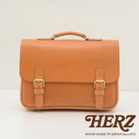 一款棕色皮革製成的簡約風三用公事包，配有金色搭扣和提把，適合商務場合。