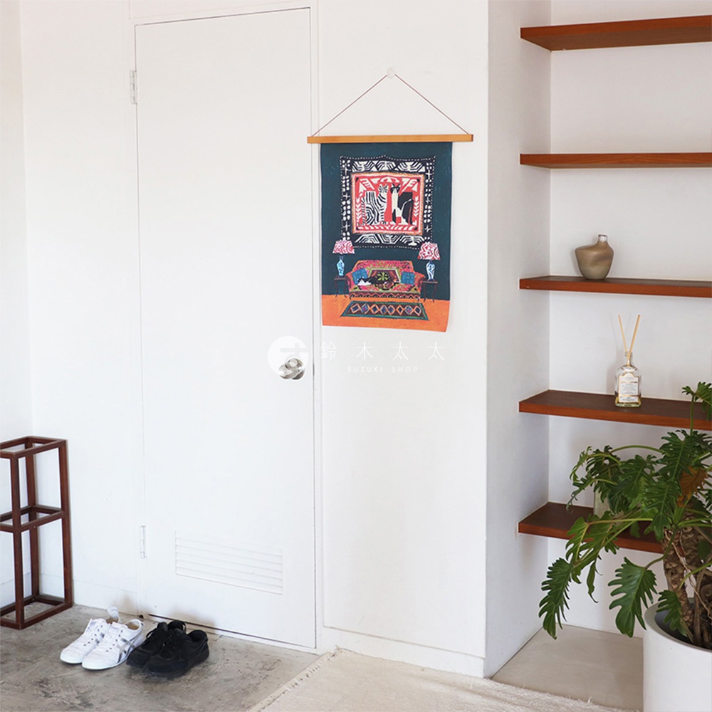 無框帆布藝術海報，深藍色背景，印有房間內景，描繪了帶有貓咪的沙發、檯燈和一幅畫作，下方飾有橙色幾何圖案。