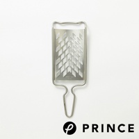不鏽鋼製的長方形磨泥器，帶有銀色金屬光澤，表面佈滿菱形孔洞，下方有彎曲的握把，標有「Made in Japan Prince」字樣。
