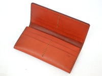 職人手作皮革長夾，採用溫暖的橘棕色皮革，內有數個卡片夾層，縫線工整細緻，呈現簡約實用的設計。