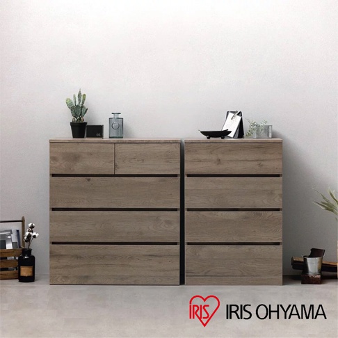 兩座木製收納櫃，木紋表面，設有多個抽屜，左側收納櫃頂部有一個小抽屜，右側收納櫃頂部有裝飾品。