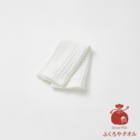 兩條白色格紋方巾疊放，右下角有紅色標誌，標誌內有數字1926，下方為日文文字ふくろやタオル