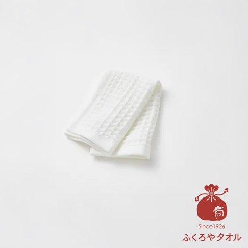 兩條白色格紋方巾疊放，右下角有紅色標誌，標誌內有數字1926，下方為日文文字ふくろやタオル