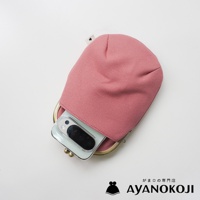 京都職人手作純棉帆布腰掛口金包，粉紅色，手機置於包中，下方為 AYANOKOJI 品牌標誌