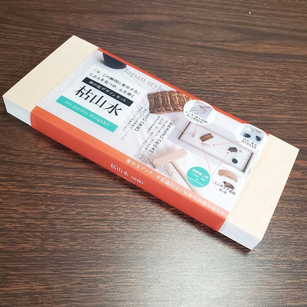 日本枯山水庭園模型設計盒，盒面印有日文與英文說明，展示盒內包含白色砂石、黑色石塊、迷你石燈籠、迷你樹木及耙子等配件，適合製作日式枯山水庭園。