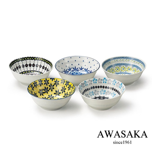 北歐風格的五入湯碗組，碗身為白色陶瓷，碗內飾有不同圖案，包括藍色花紋、黃色碎花、藍綠色幾何邊紋及黑白花卉圖案。