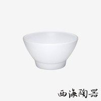 白色陶瓷飯碗，碗身呈錐形，底部有階梯狀結構，無其他裝飾，背景為淺灰色。